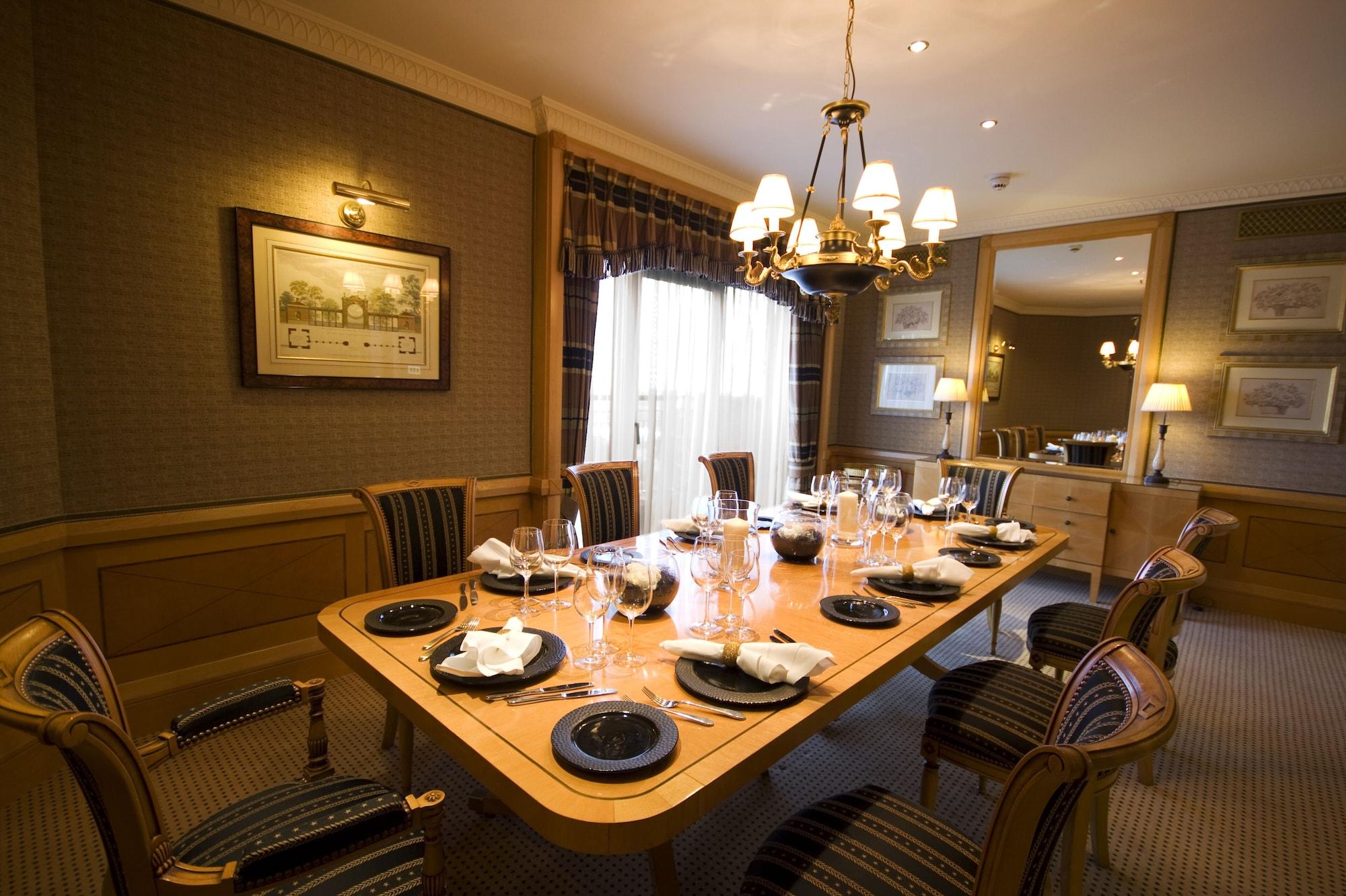 The Celtic Manor Resort Newport  Exterior foto The dining room at the hotel