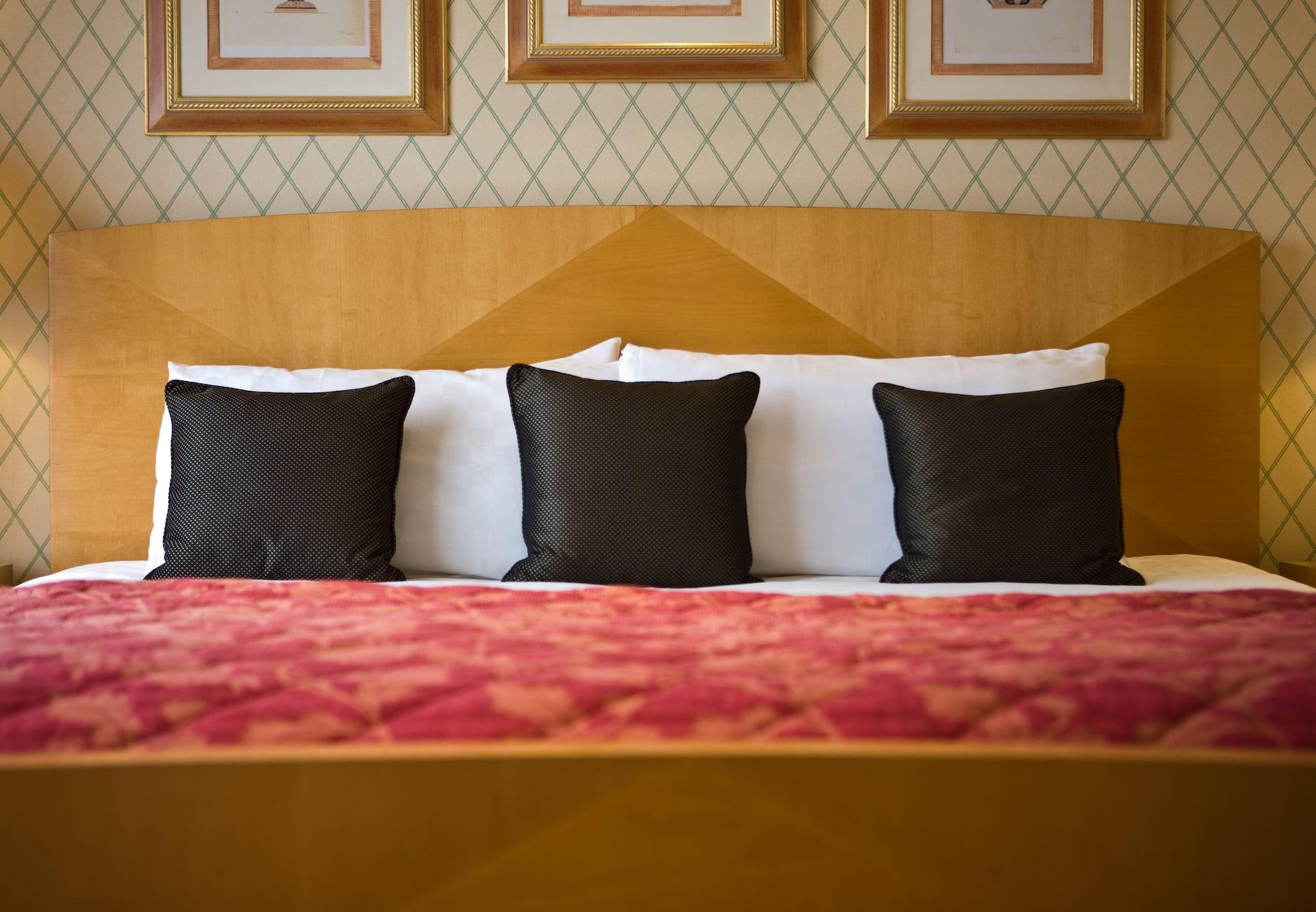 The Celtic Manor Resort Newport  Exterior foto A bed with cushions