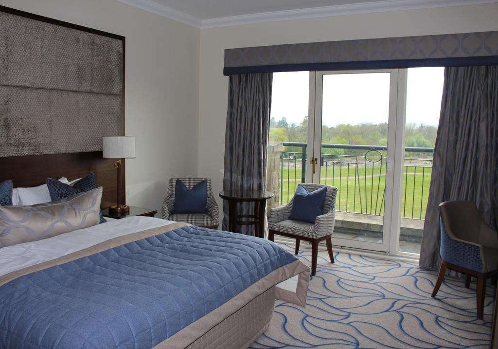 The Celtic Manor Resort Newport  Exterior foto A bedroom at the hotel