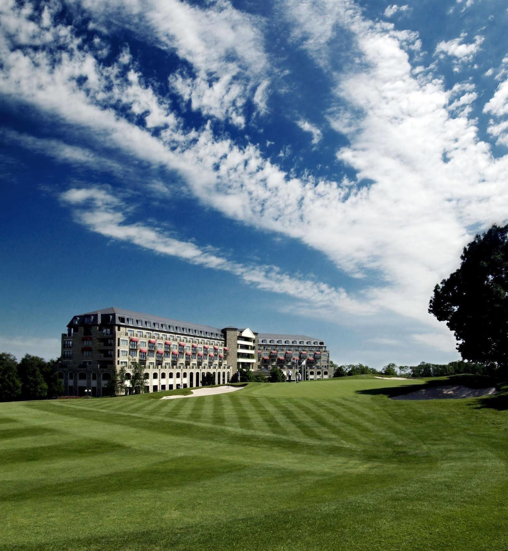 The Celtic Manor Resort Newport  Exterior foto The 18th green at The Heritage Golf Resort & Spa